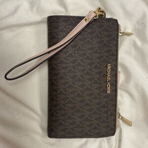 Michael Kors’s wallet with many holders and barely used!